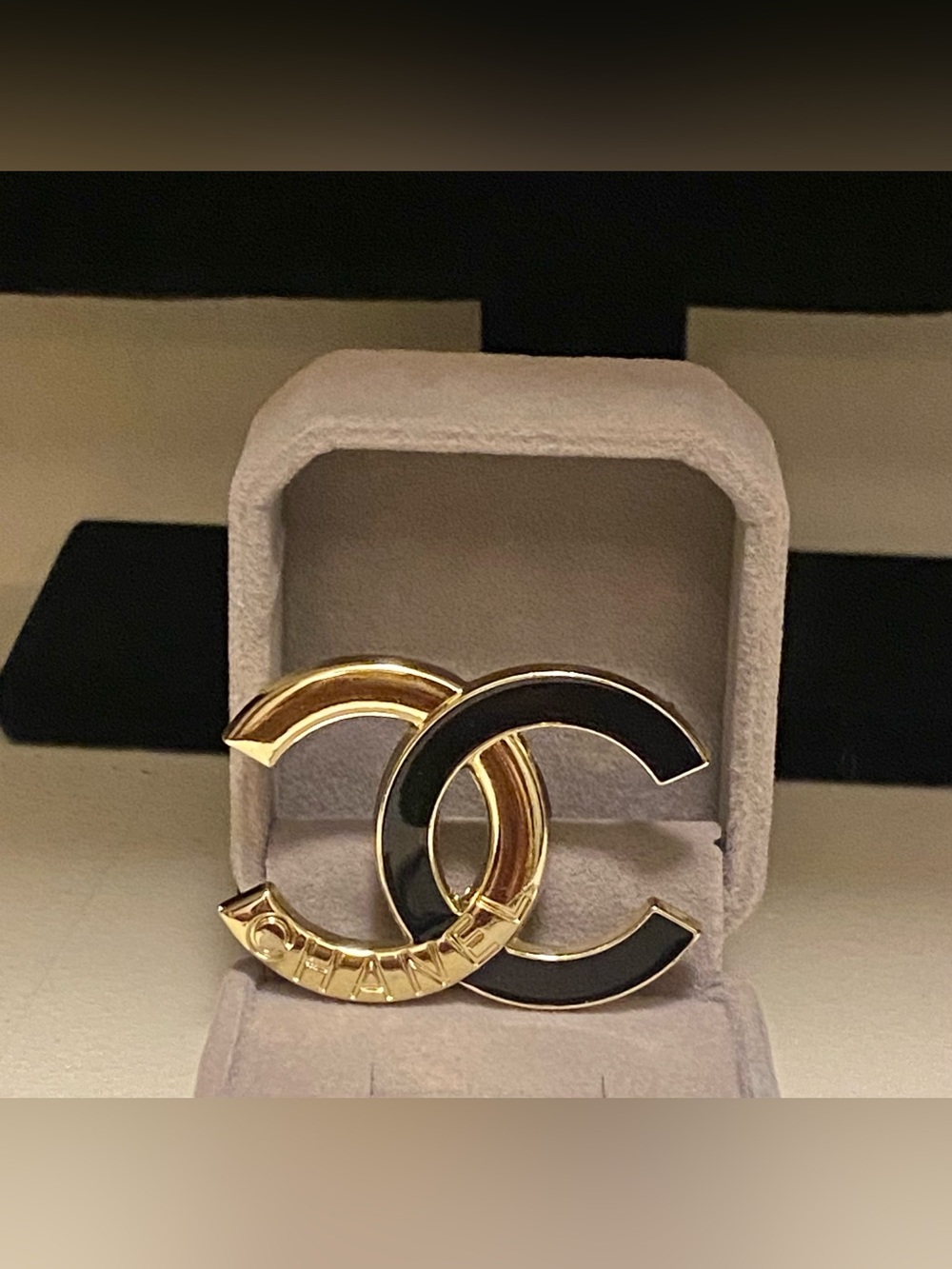 Fashion Jewelry Black and Gold Interlocking  Logo C-C Luxury Brooch